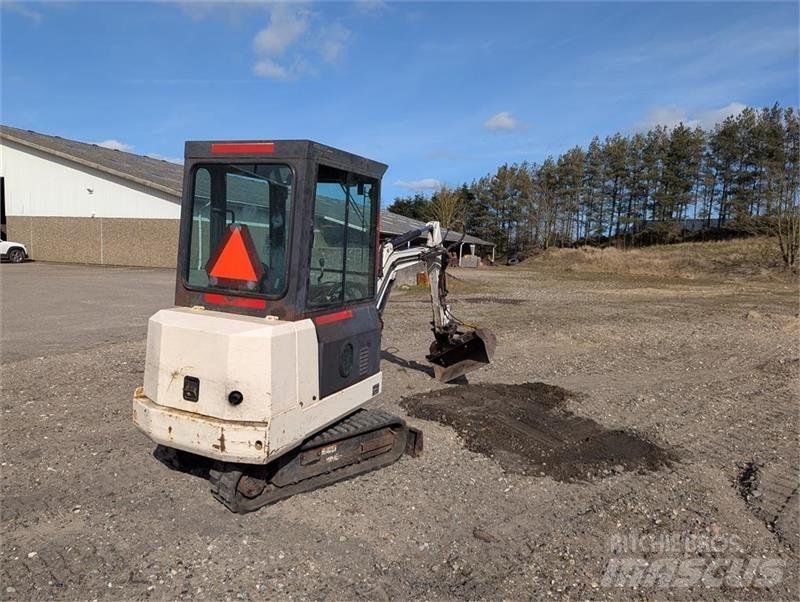 Bobcat X220 حفارات صغيرة أقل من 7 طن (حفارات صغيرة)