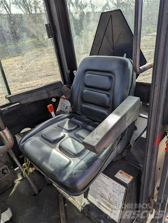 Bobcat X220 حفارات صغيرة أقل من 7 طن (حفارات صغيرة)