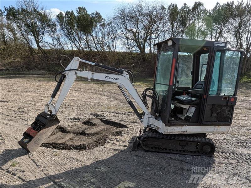 Bobcat X220 حفارات صغيرة أقل من 7 طن (حفارات صغيرة)