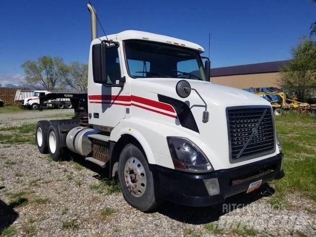 Volvo Semi Tractor شاحنة مقفلة
