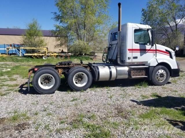 Volvo Semi Tractor شاحنة مقفلة