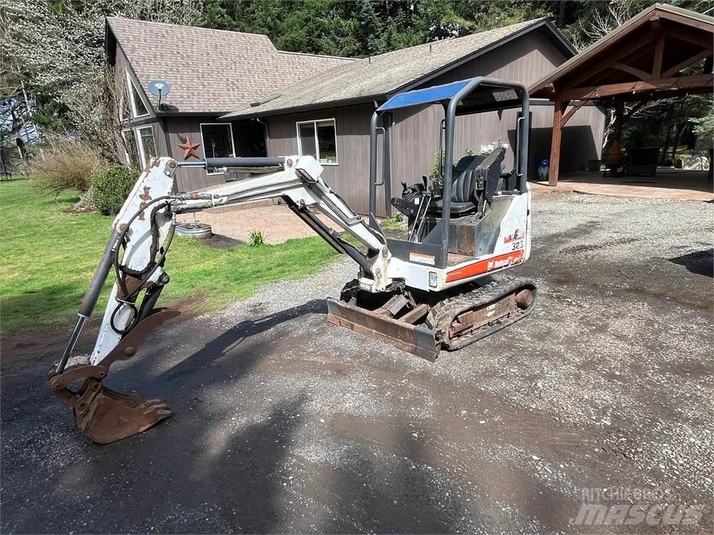 Bobcat 323 حفارات زحافة