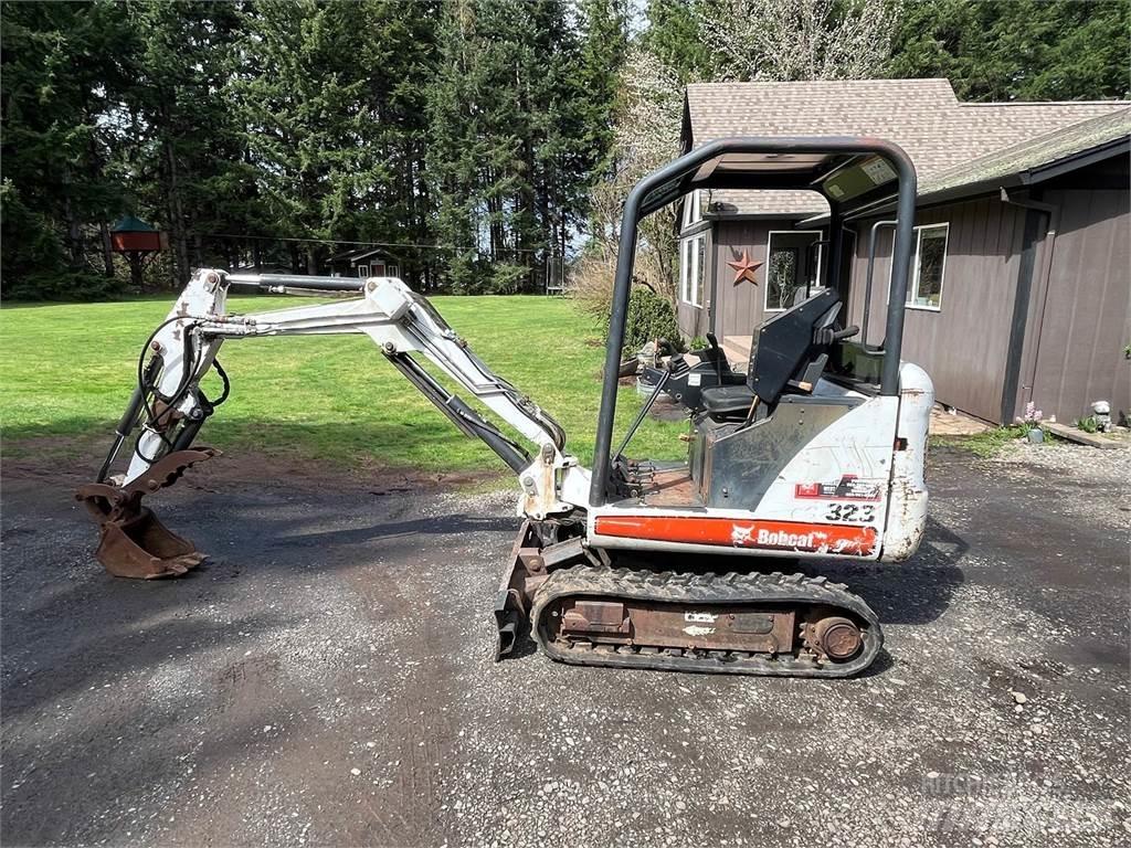 Bobcat 323 حفارات زحافة