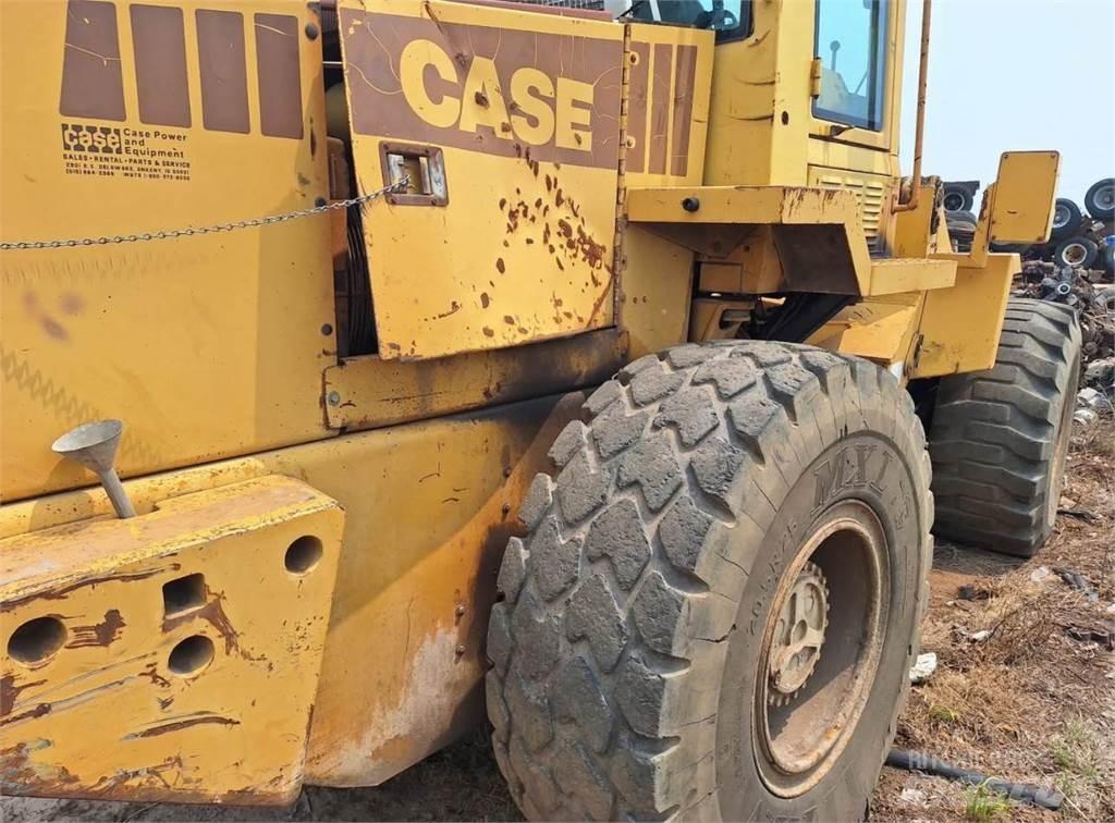 CASE 621 لوادر بعجل