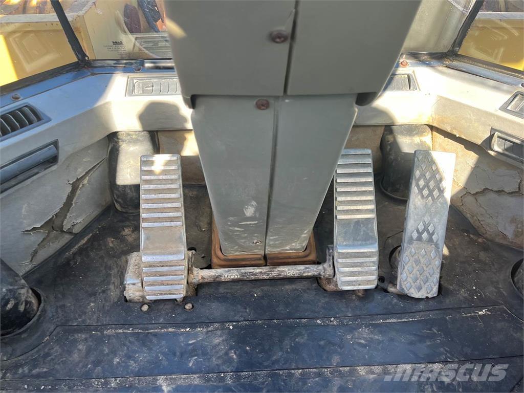 CASE 821C لوادر بعجل