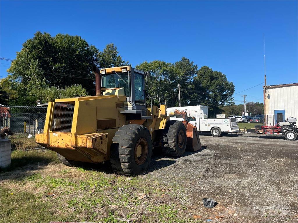 CASE 821C لوادر بعجل