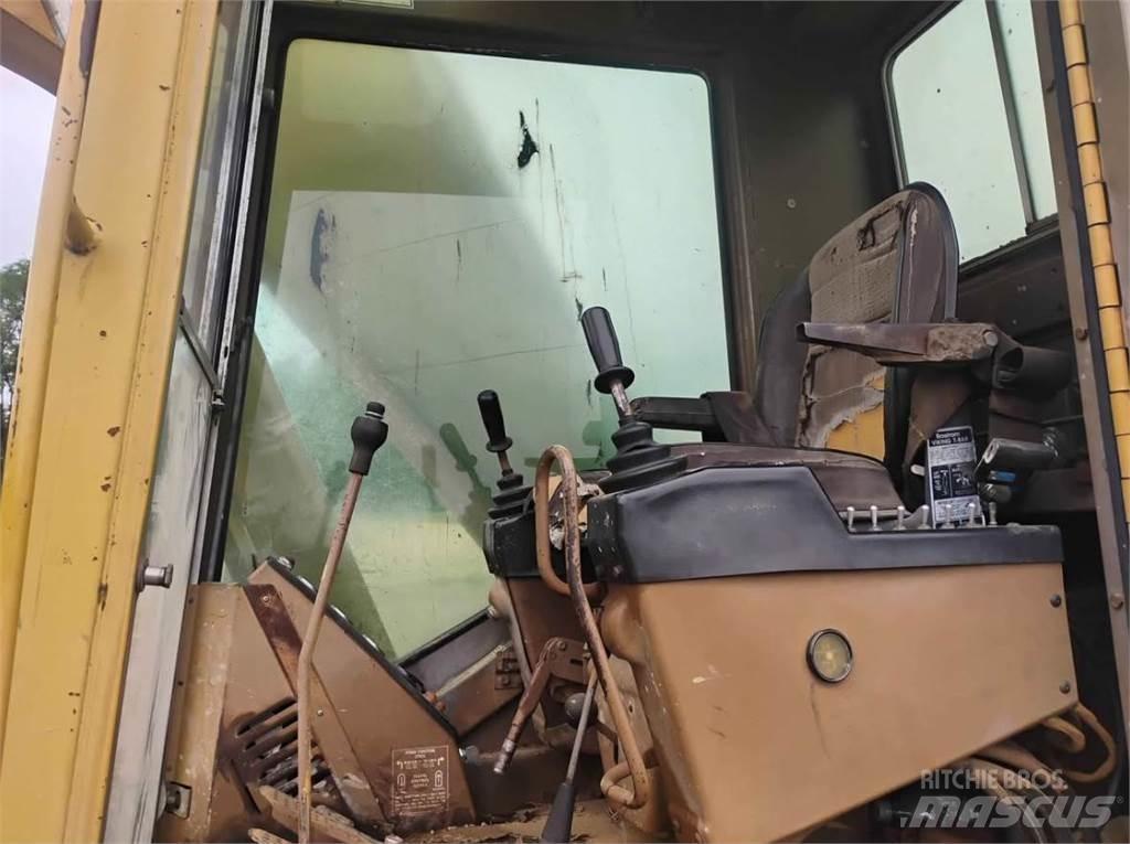 CAT 225 LC حفارات زحافة