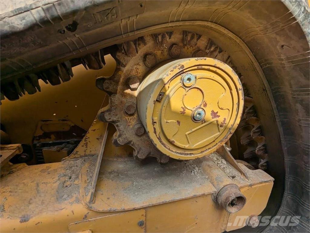 CAT 239D3 لوادر انزلاقية التوجيه