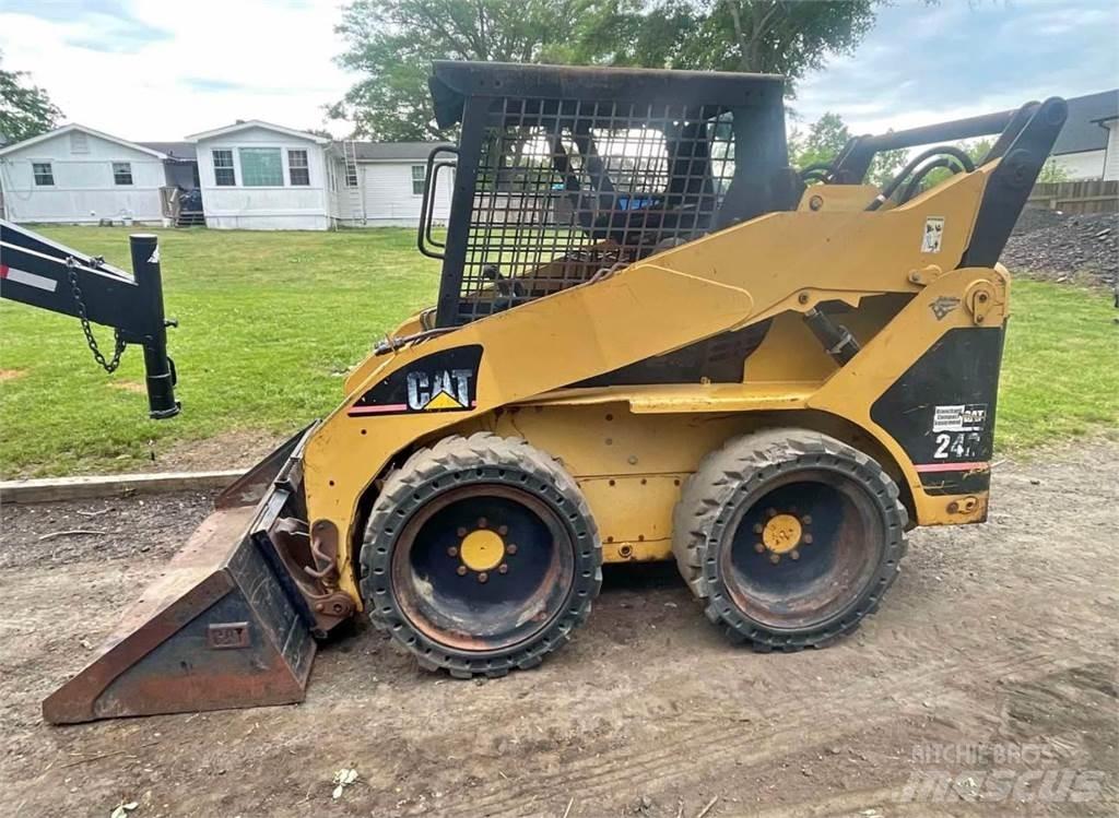 CAT 242 لوادر انزلاقية التوجيه
