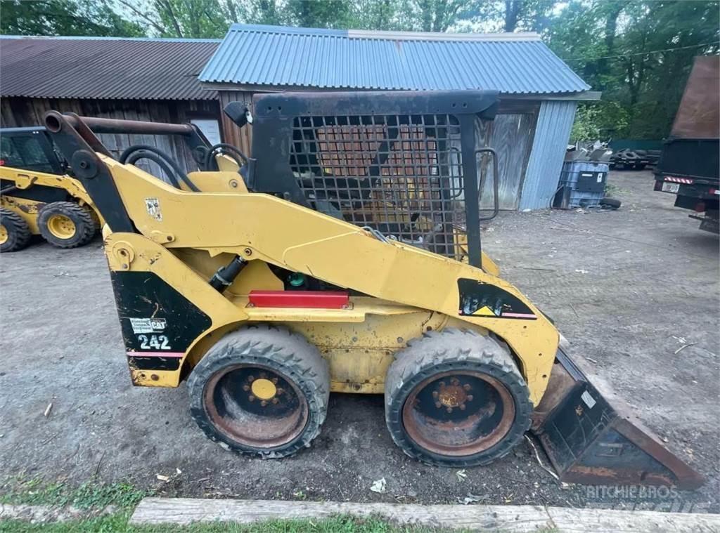 CAT 242 لوادر انزلاقية التوجيه