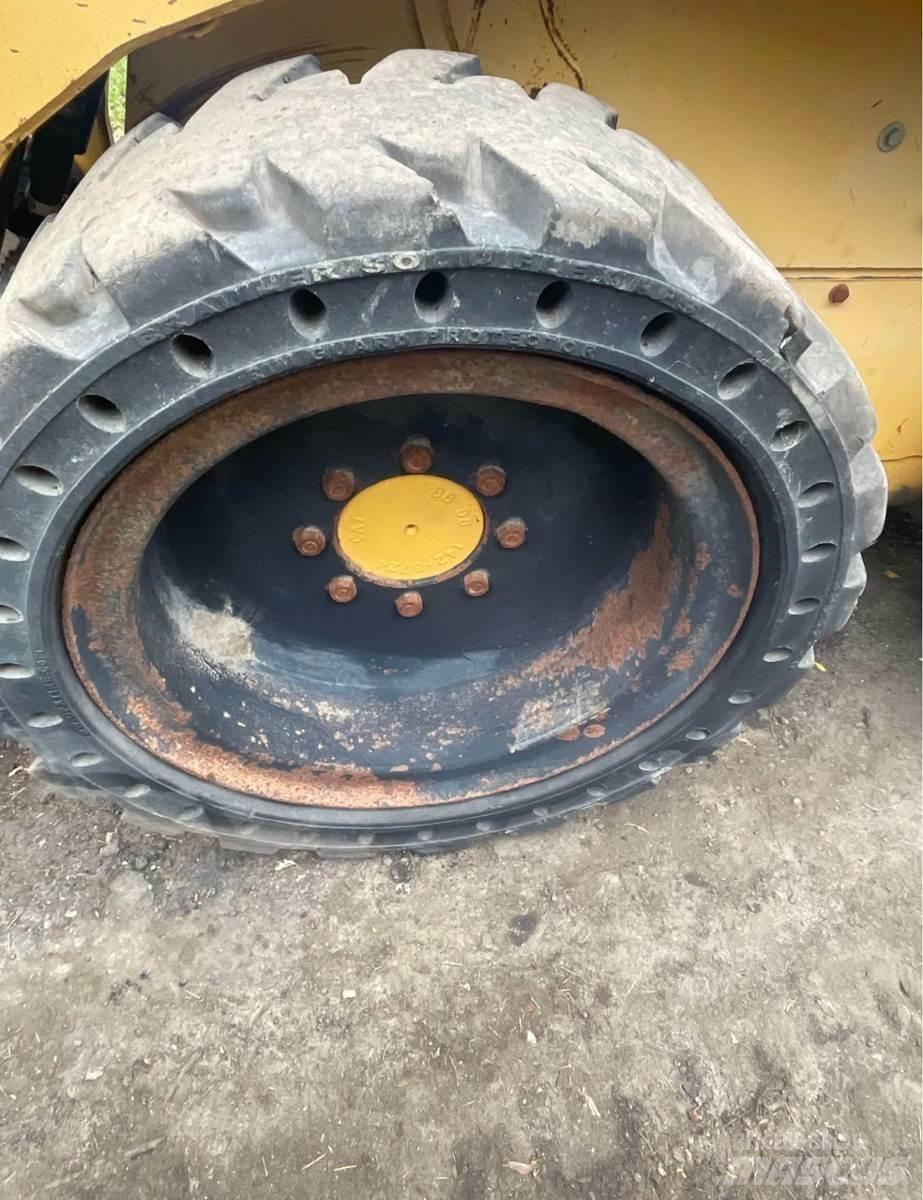 CAT 242 لوادر انزلاقية التوجيه