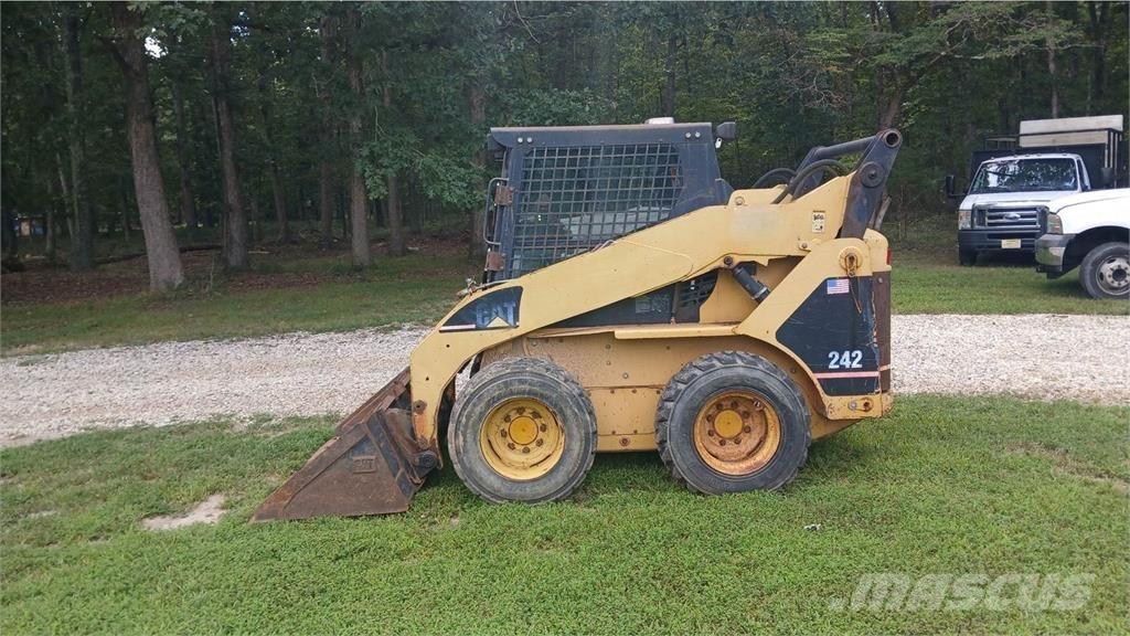 CAT 242 لوادر انزلاقية التوجيه