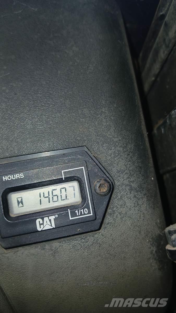 CAT 242 لوادر انزلاقية التوجيه