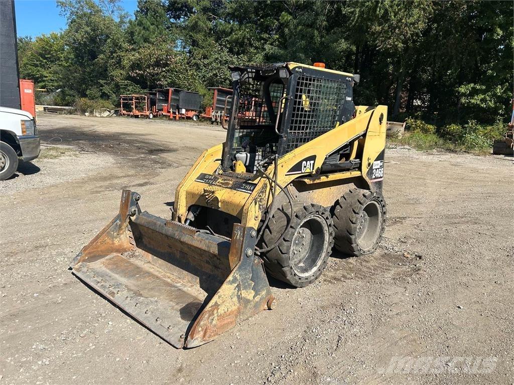 CAT 246B لوادر انزلاقية التوجيه