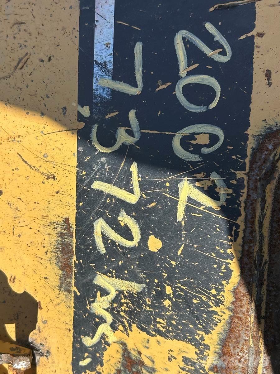 CAT 246B لوادر انزلاقية التوجيه
