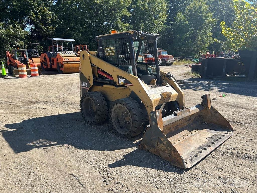 CAT 246B لوادر انزلاقية التوجيه