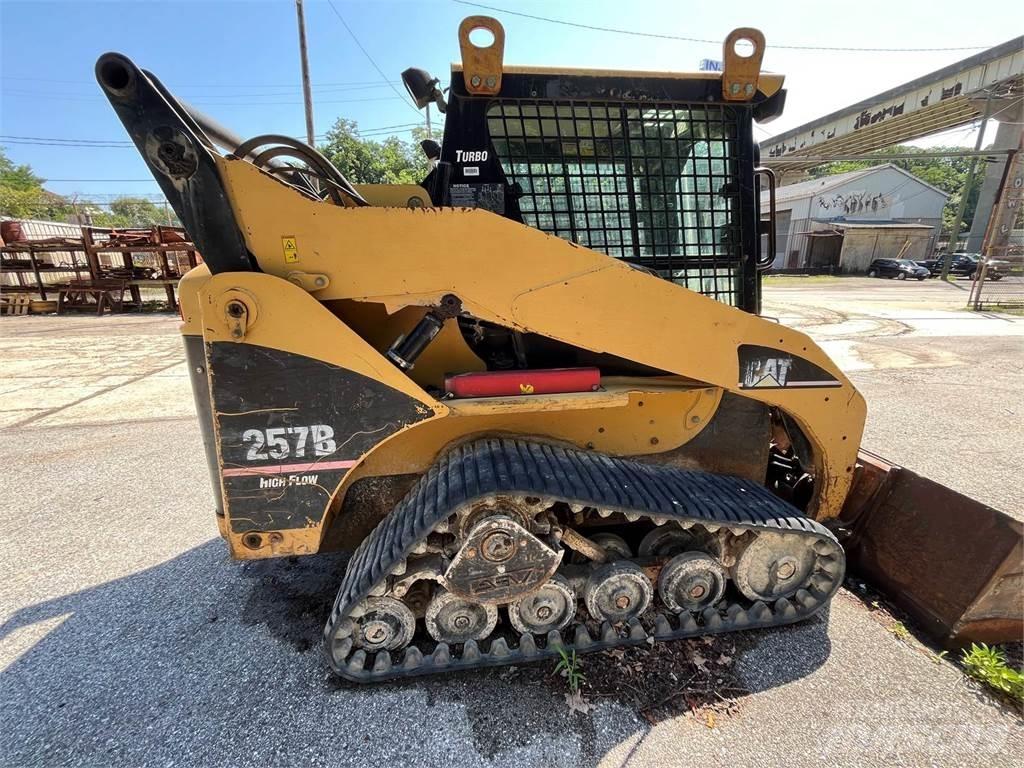 CAT 257B لوادر انزلاقية التوجيه