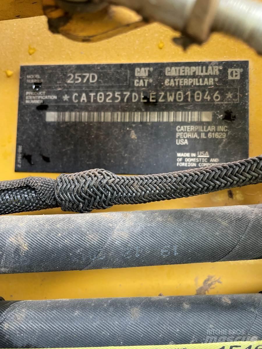 CAT 257D لوادر انزلاقية التوجيه