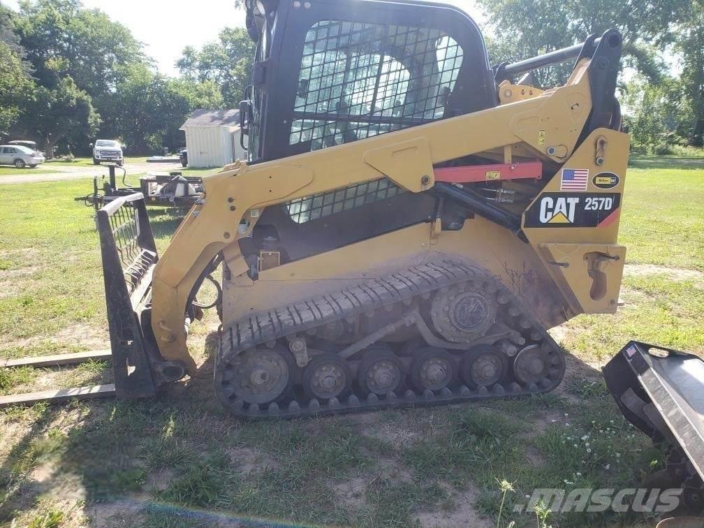 CAT 257D لوادر انزلاقية التوجيه