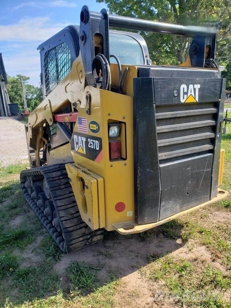 CAT 257D لوادر انزلاقية التوجيه