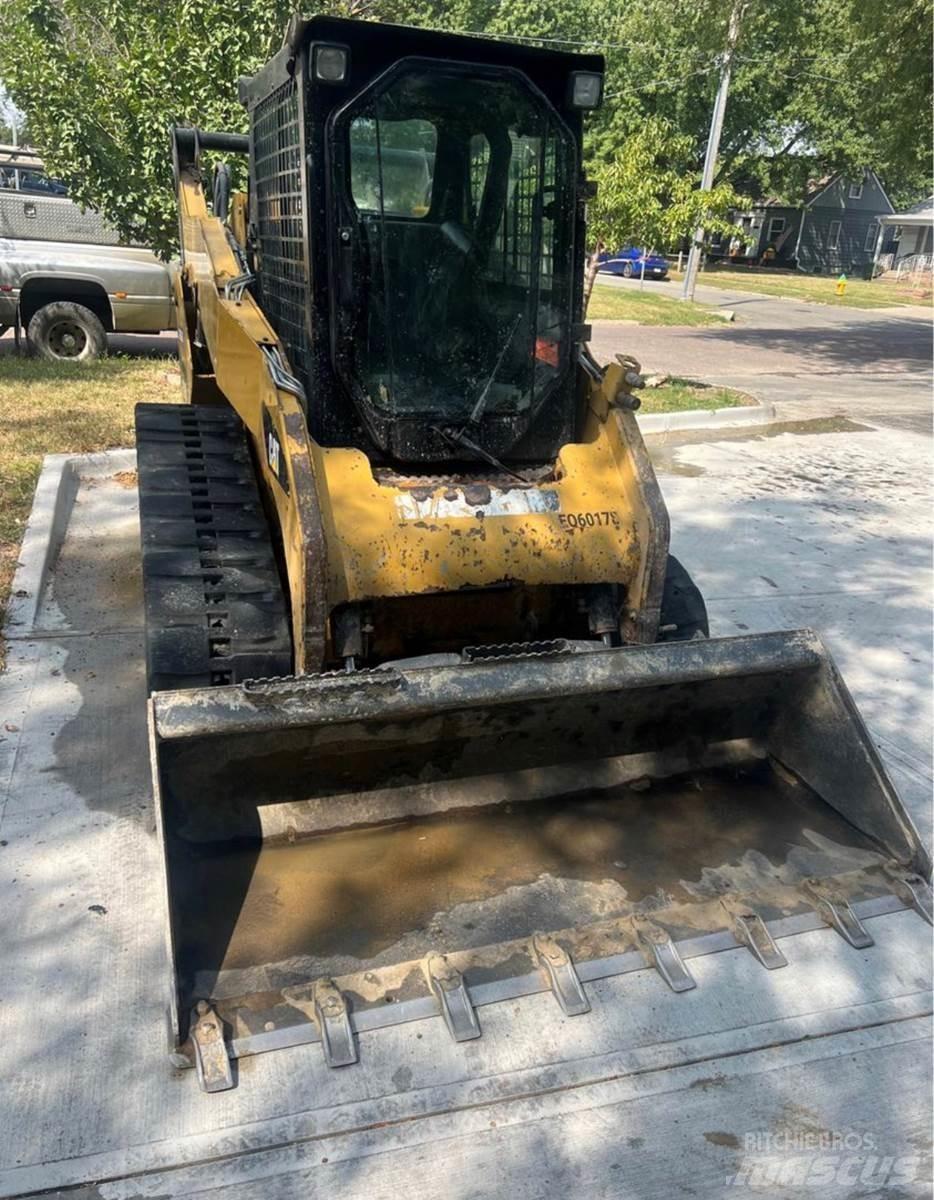CAT 259B3 لوادر انزلاقية التوجيه