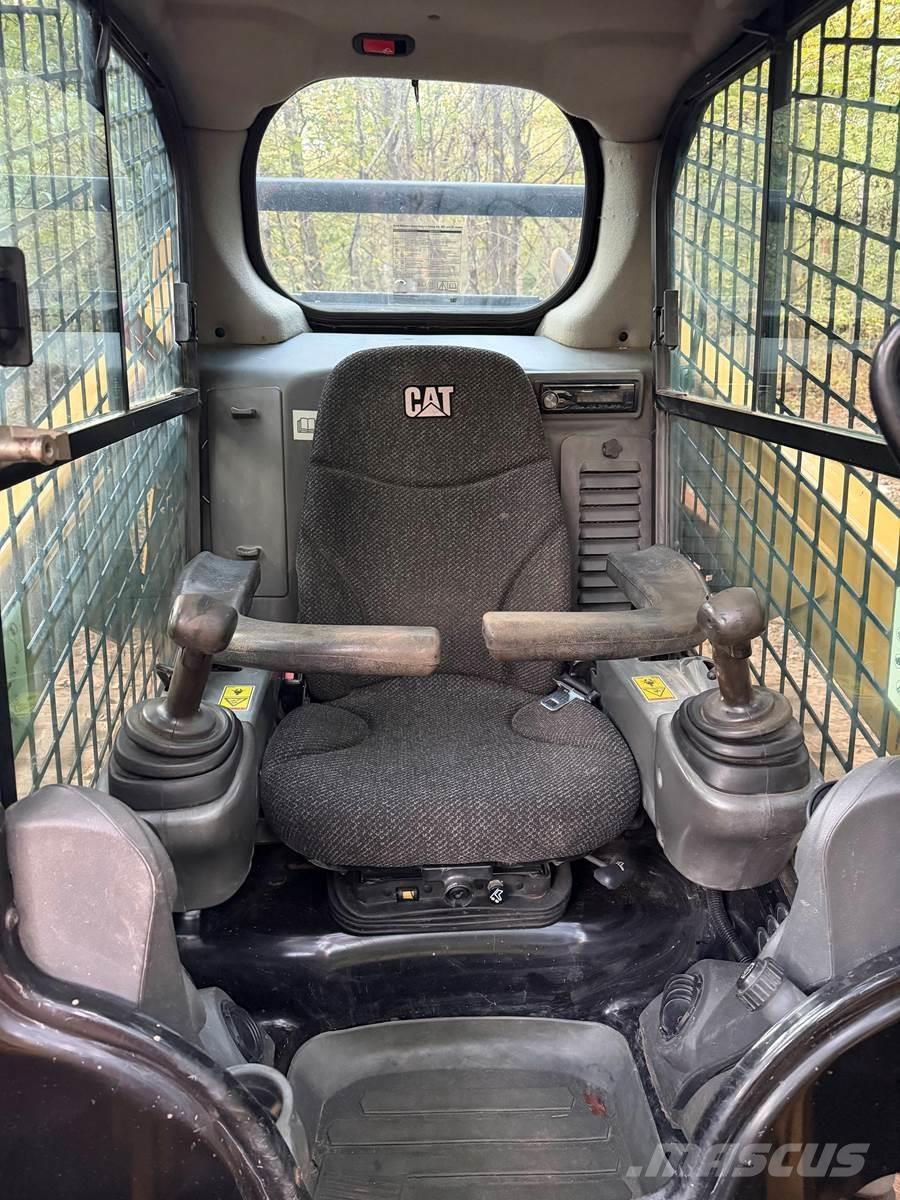 CAT 259D لوادر انزلاقية التوجيه