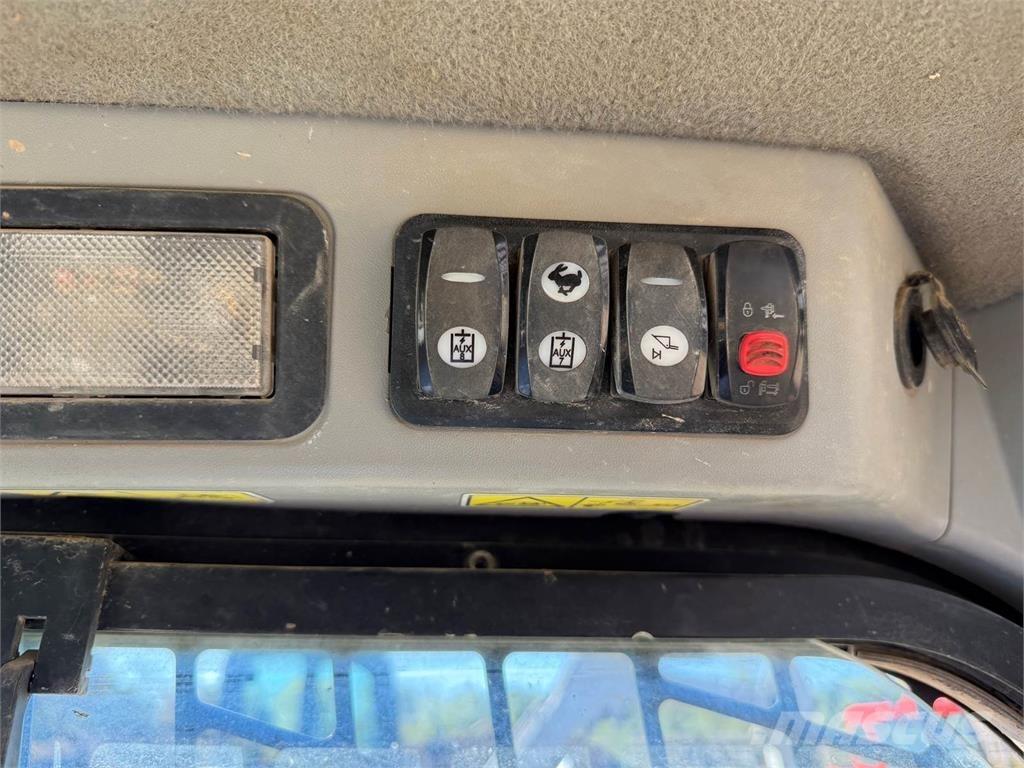 CAT 277D لوادر انزلاقية التوجيه