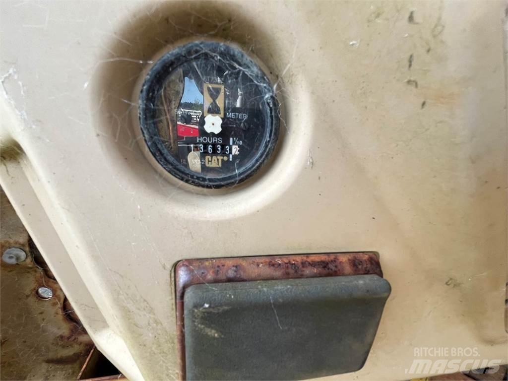 CAT 320 حفارات زحافة