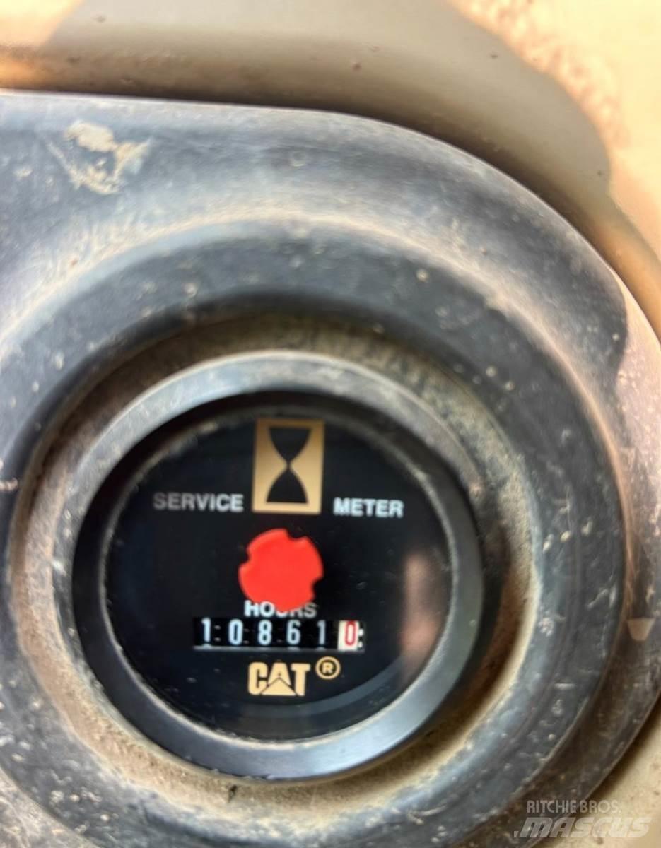 CAT 320C حفارات زحافة