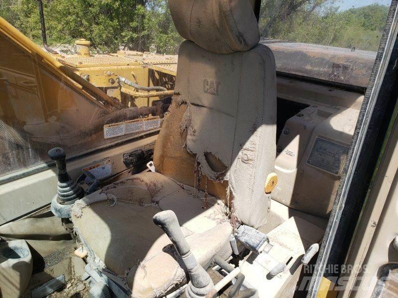 CAT 320L حفارات زحافة
