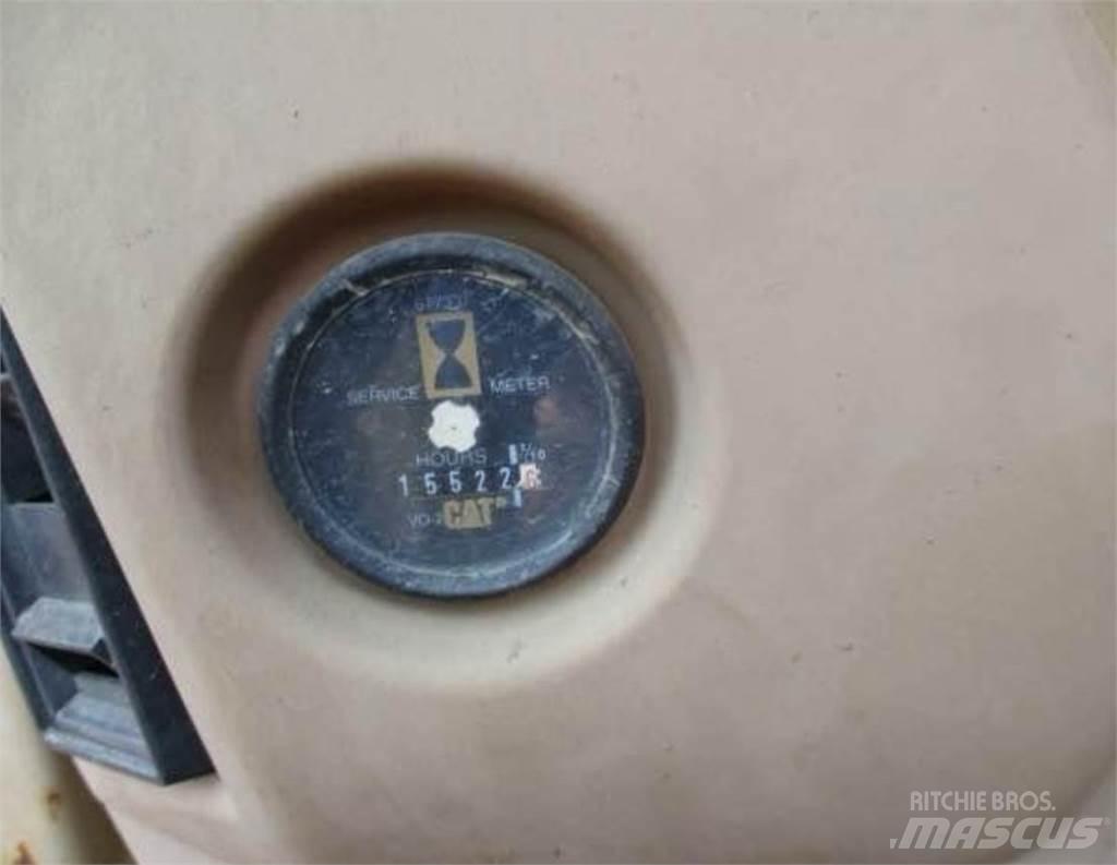 CAT 320L حفارات زحافة