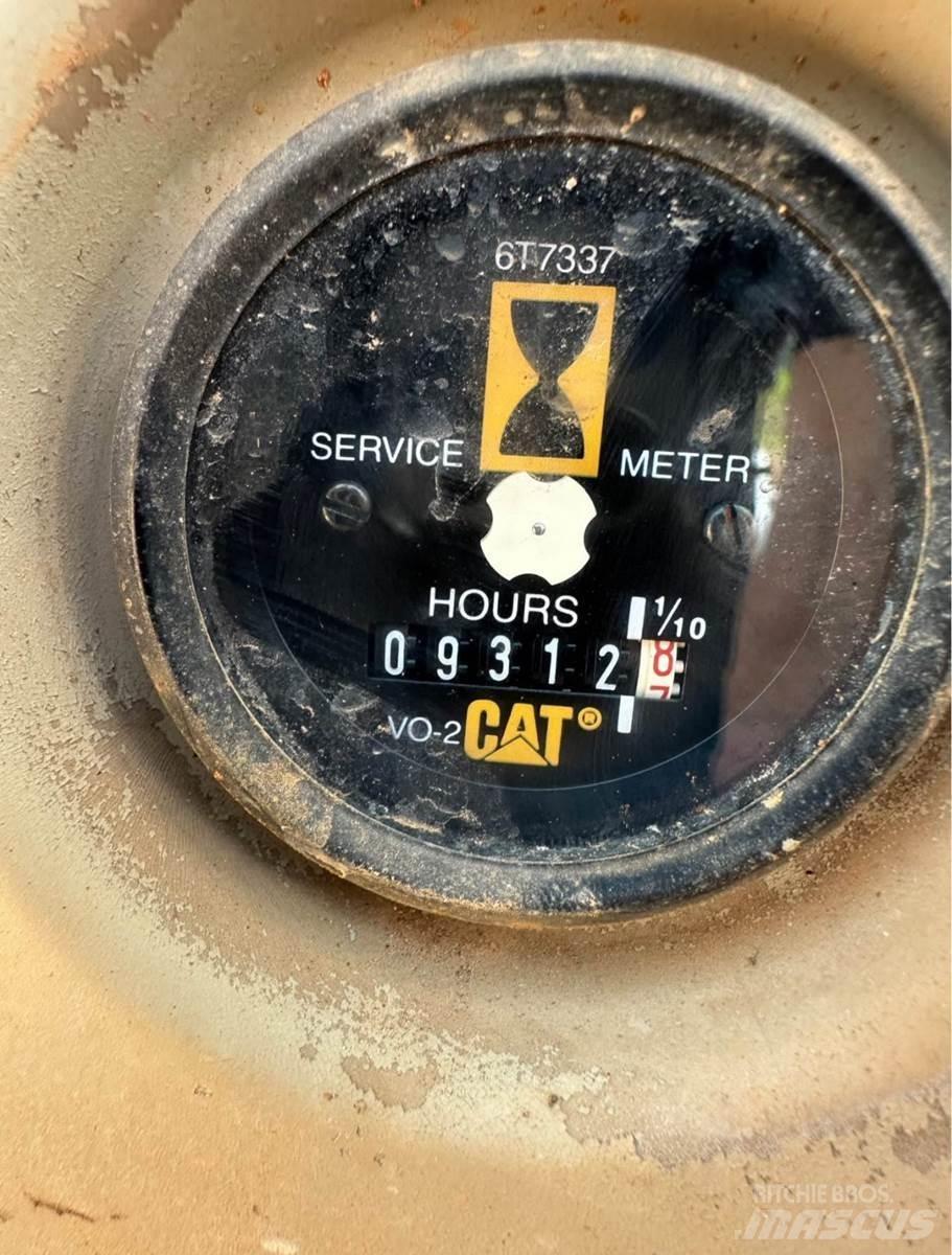 CAT 320L حفارات زحافة