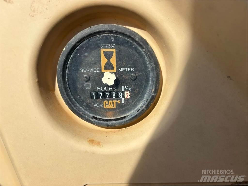 CAT 320L حفارات زحافة