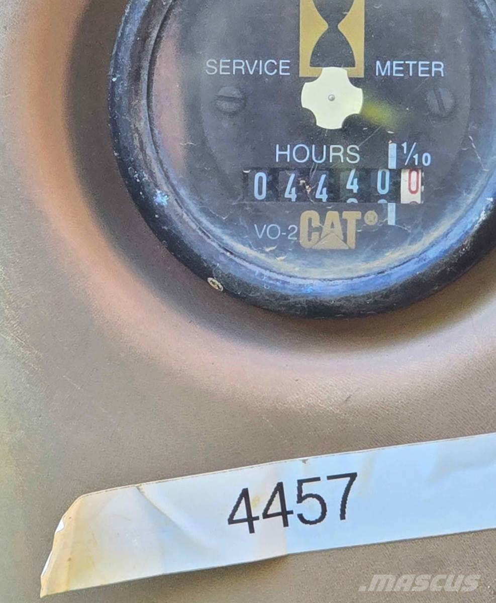 CAT 320L حفارات زحافة