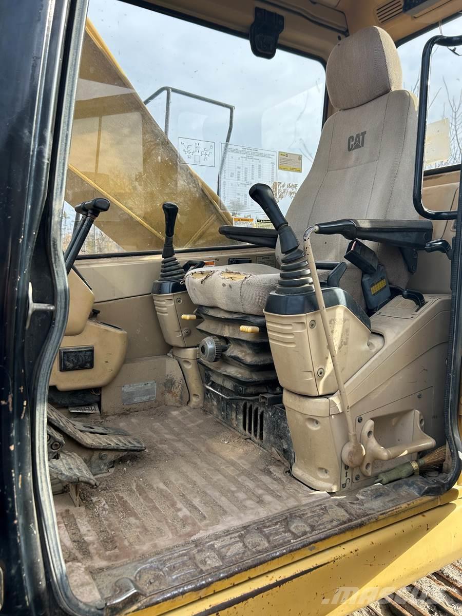 CAT 320L حفارات زحافة