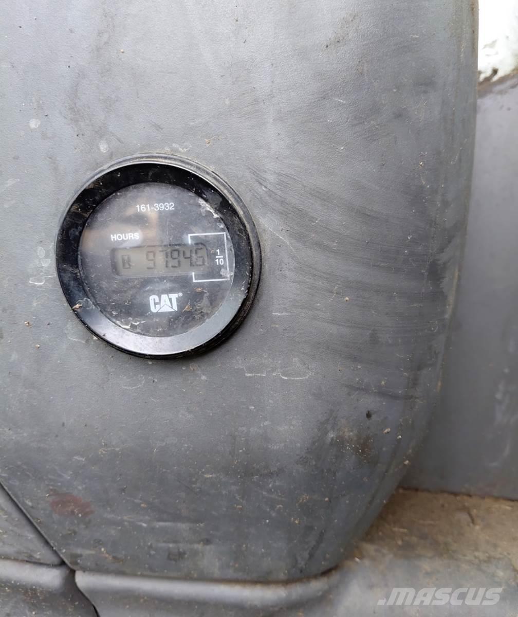 CAT 324D حفارات زحافة