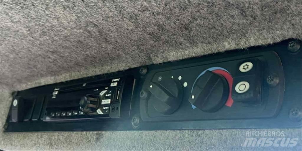 CAT 525D ساحبات الأشجار