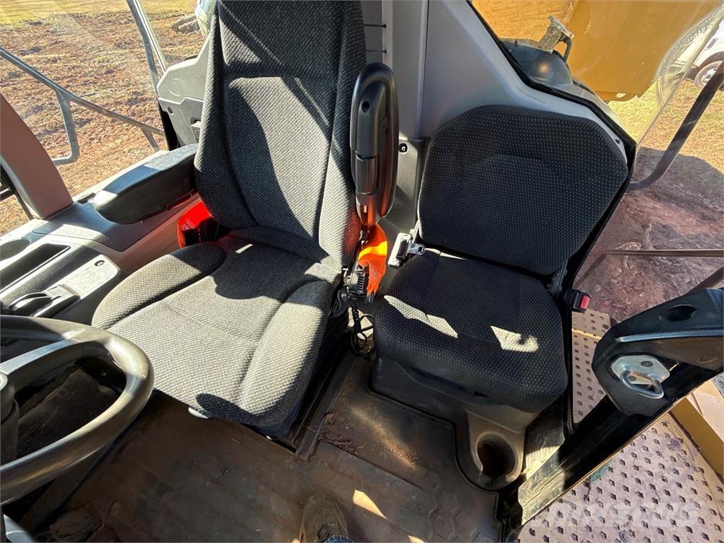 CAT 745 ساحبات مفصلية