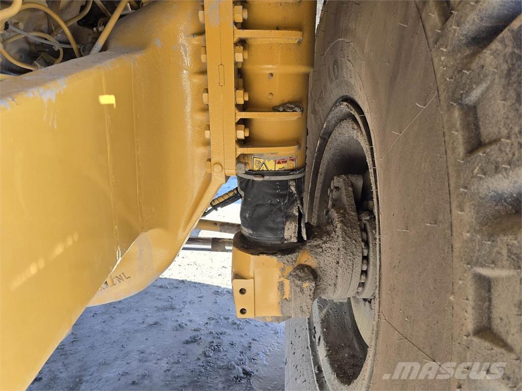 CAT 775F ساحبات مفصلية