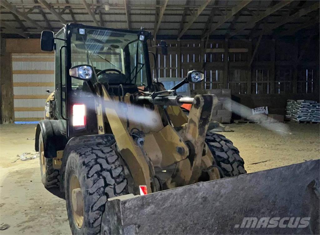 CAT 906H لوادر بعجل