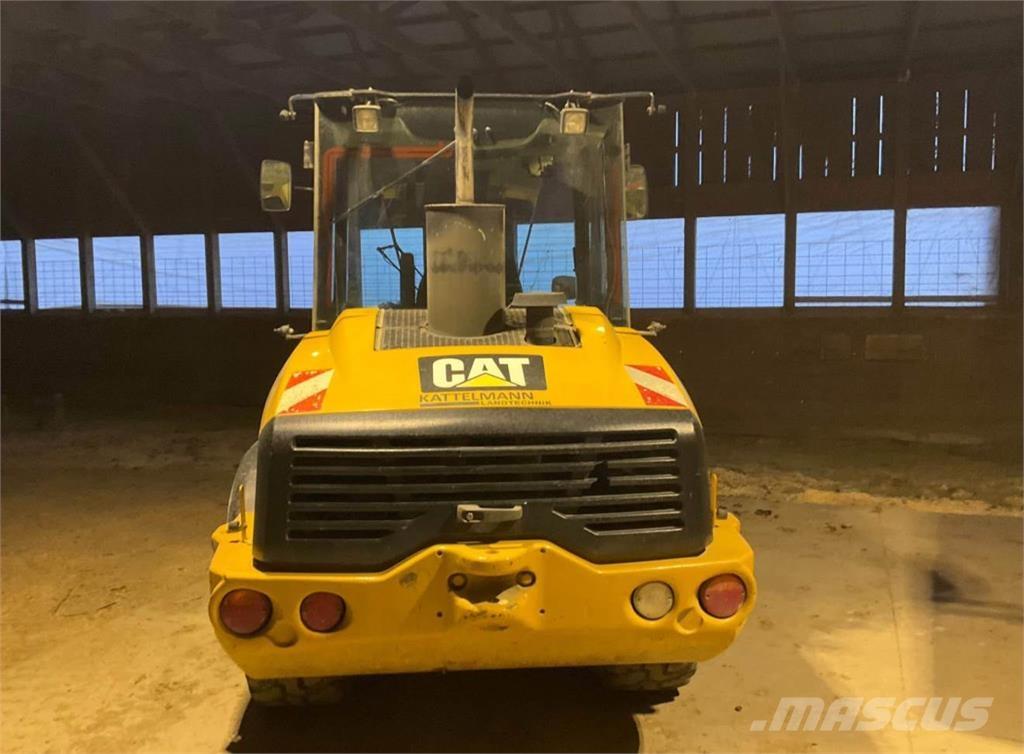 CAT 906H لوادر بعجل