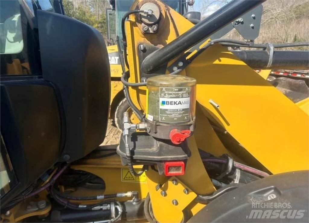 CAT 906M لوادر بعجل