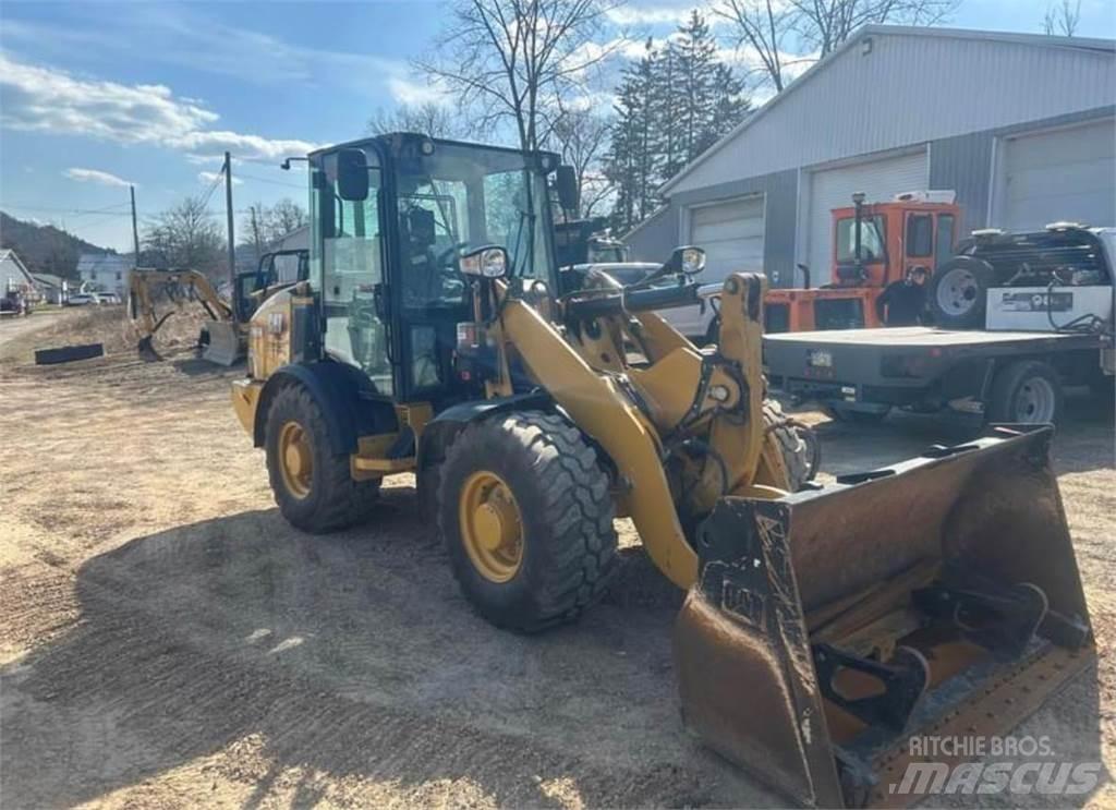CAT 906M لوادر بعجل