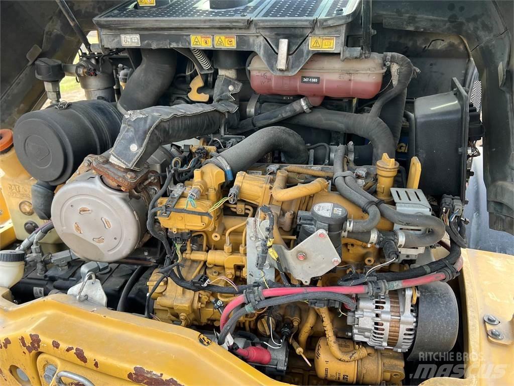 CAT 906M لوادر بعجل