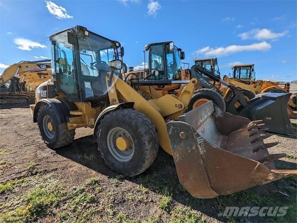 CAT 908M لوادر بعجل