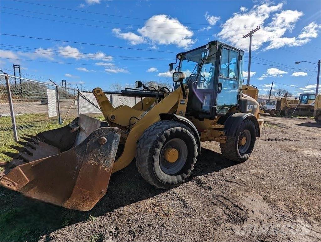 CAT 908M لوادر بعجل