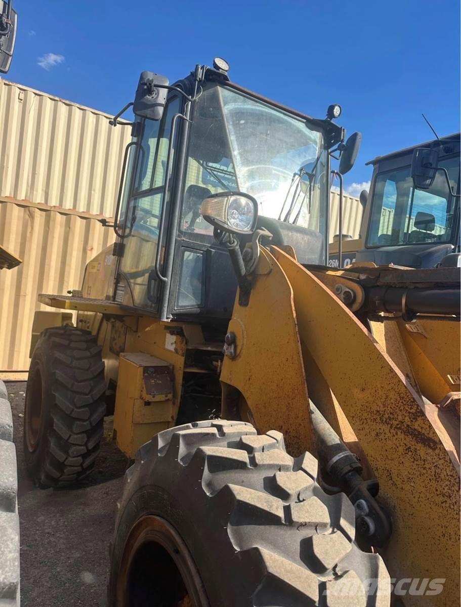 CAT 910M لوادر بعجل