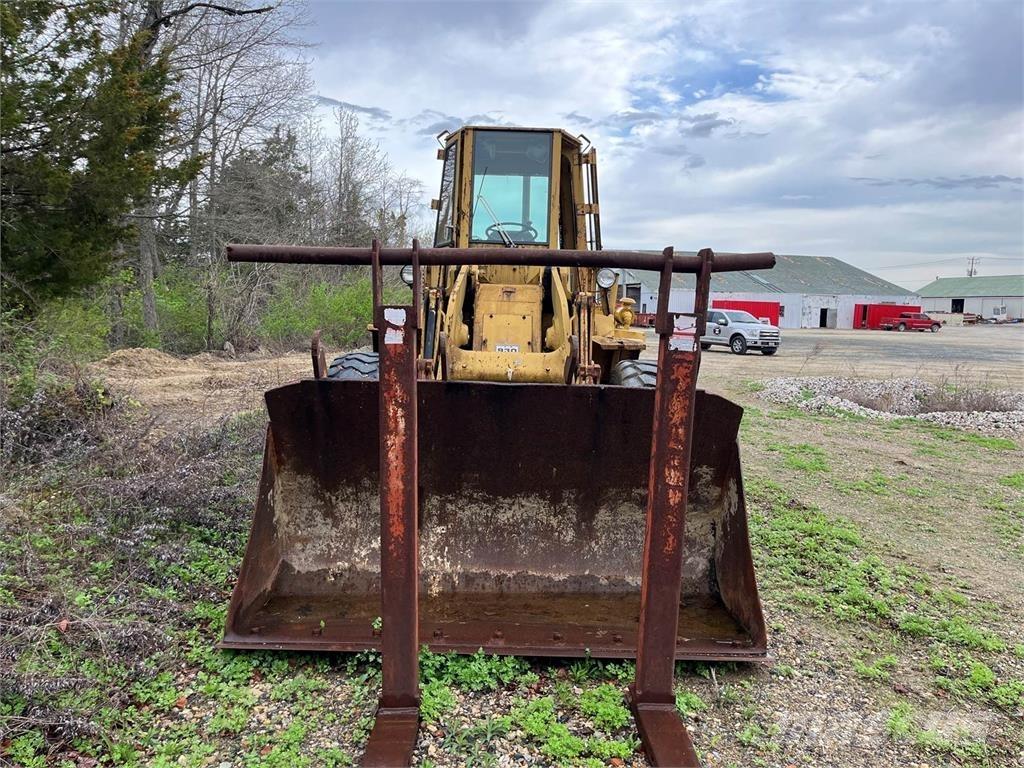 CAT 930 لوادر بعجل
