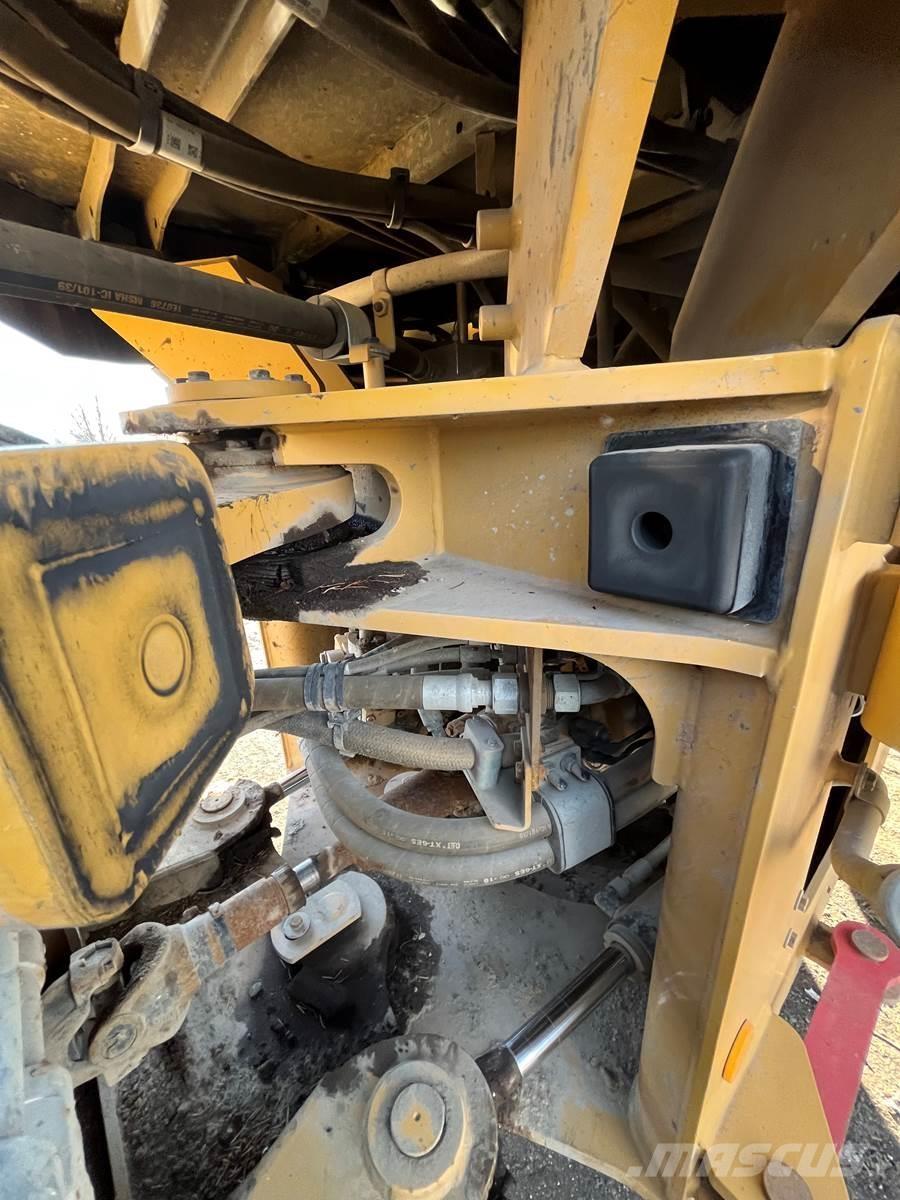 CAT 930M لوادر بعجل