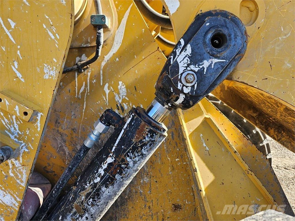 CAT 938M لوادر بعجل